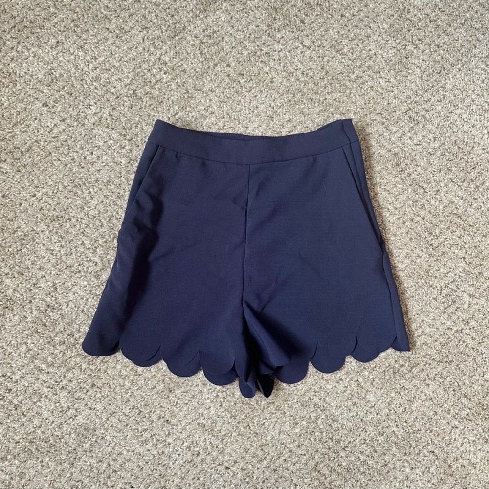 🌊 H&M • High-Waisted Scallop Shorts